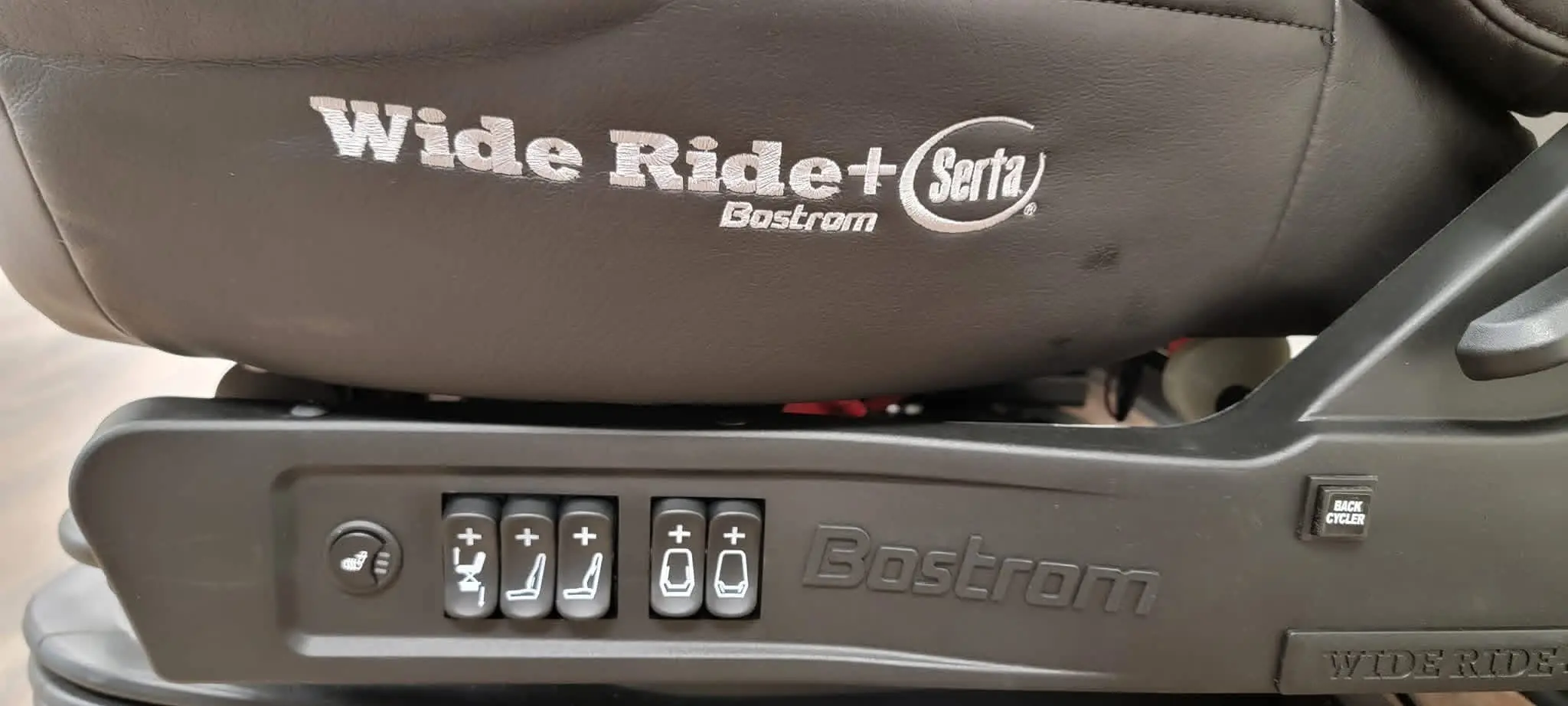 BOSTROM MID-BACK SERTA WIDERIDE SEAT